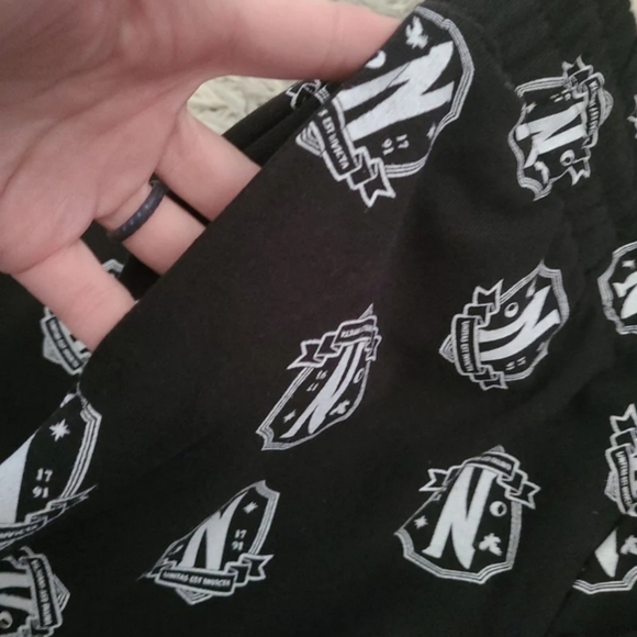Wednesday Nevermore Jogger-juniors XS - Picture 4 of 6